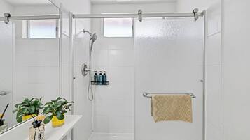 Een douche, een haardroger, handdoeken, zeep