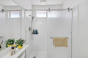 Dusche, Haartrockner, Handtücher, Seife
