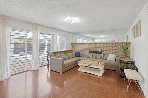 Stripside Serenity –  4B3B Family Retreat, 5 mins from the strip