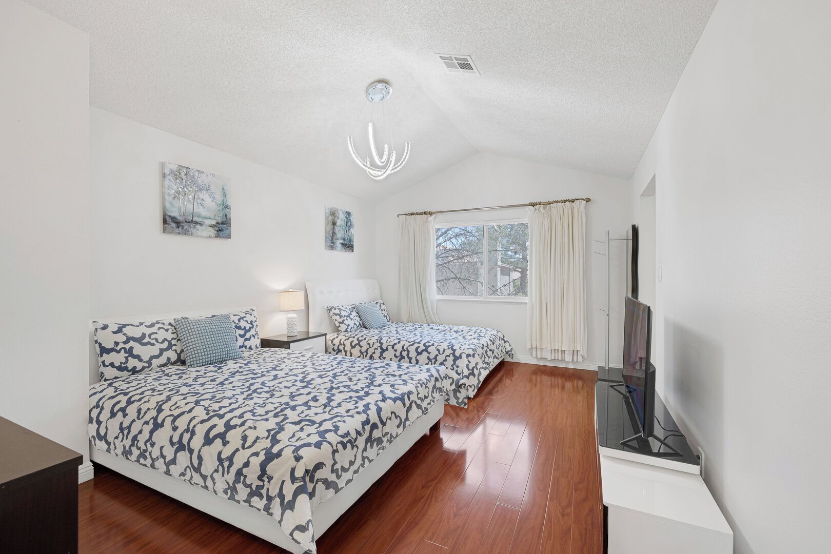 4 makuuhuonetta, silitysrauta/-lauta, ilmainen Wi-Fi, vuodevaatteet