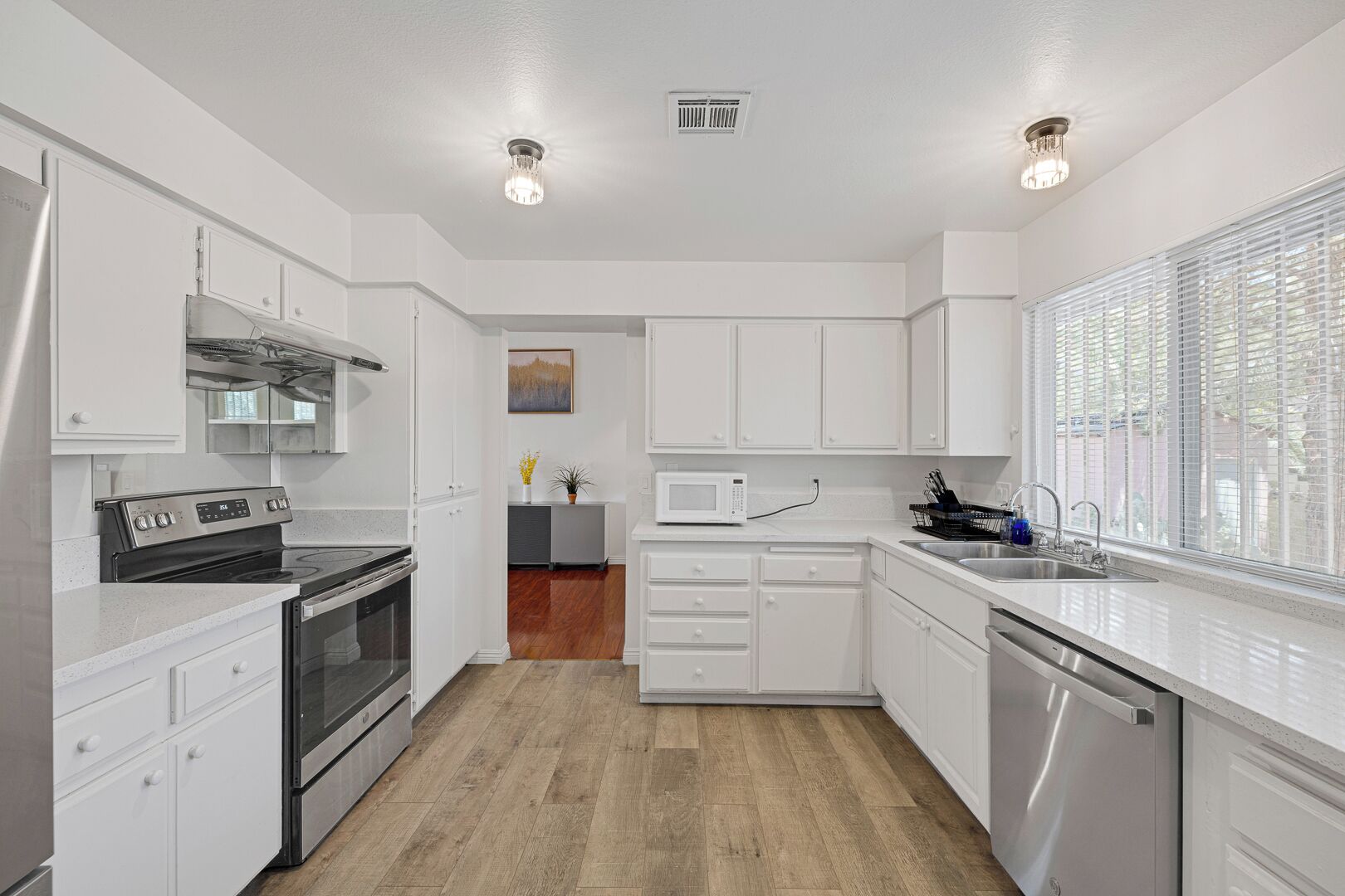 Jääkaappi, mikroaaltouuni, uuni, liesi