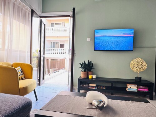 Lighthouse Larnaca - Mackenzie fully furnished seaside apartment