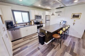 Fridge, microwave, oven, stovetop - Shipping Container in KC - Rooftop Patio + Firepit (Kansas City)