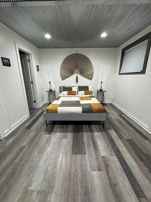 3 bedrooms, iron/ironing board, WiFi, bed sheets - Shipping Container in KC - Rooftop Patio + Firepit (Kansas City)