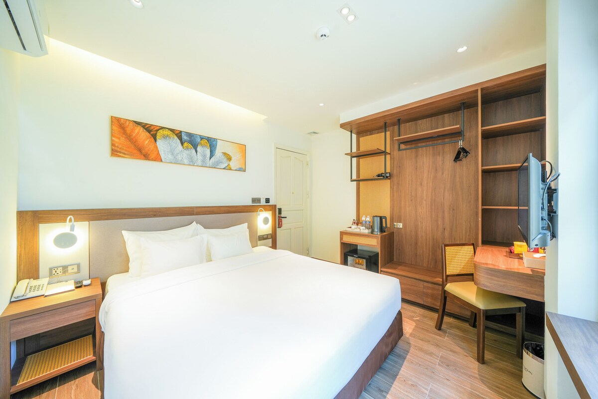 Deluxe Double withdow view