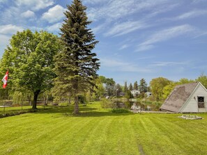 Property grounds - Beautiful Waterfront Cottage with Pool & HomeTheater (Georgina)