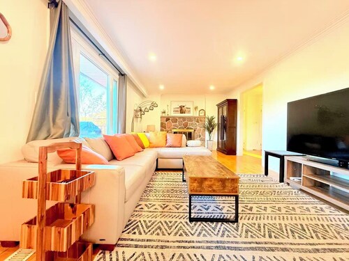 Beautiful Waterfront Cottage with Pool & HomeTheater