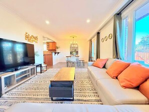 Fireplace, offices - Beautiful Waterfront Cottage with Pool & HomeTheater (Georgina)