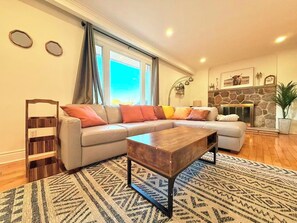 Fireplace, offices - Beautiful Waterfront Cottage with Pool & HomeTheater (Georgina)