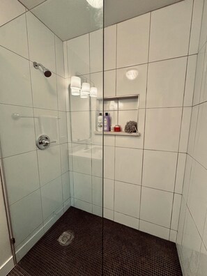 Een douche, een haardroger, handdoeken, zeep