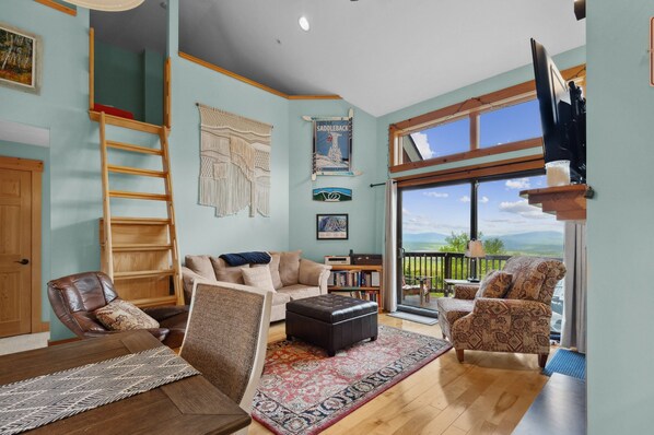 Smart TV, fireplace, stereo