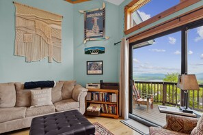 Smart TV, lareira, aparelho de som