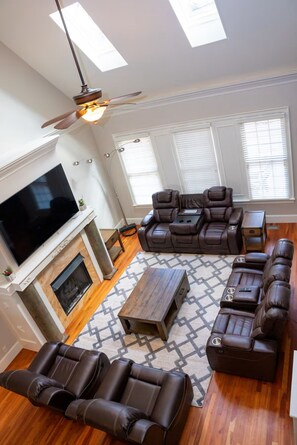 Smart TV, fireplace