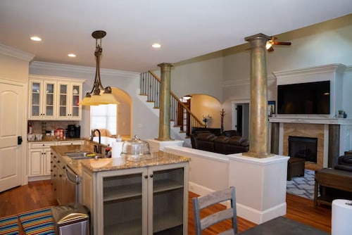 Near airport, food & shoppings. Spacious 5-bedroom house.