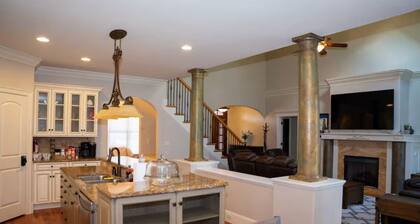 Near airport, food & shoppings. Spacious 5-bedroom house.