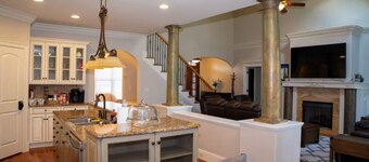 Near airport, food & shoppings. Spacious 5-bedroom house.