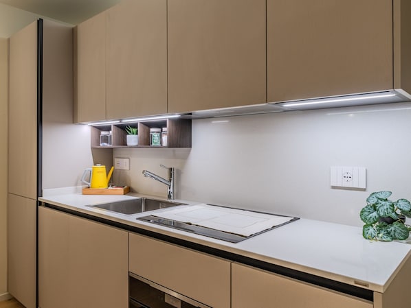 Fridge, cookware/dishes/utensils