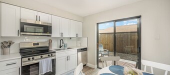 Beachside Bungalow- minutes from the beach and cruise ships!