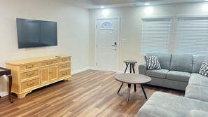 Smart TV - 3807 Hamburg pike,New Home 2025, perfect for a family ,With a Jacuzzi hot tub, (Jeffersonville)