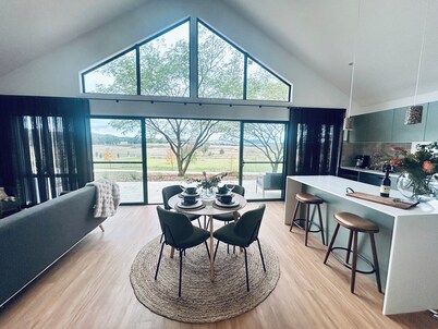 Cascade - Luxe 2-bedroom villa at Small Batch Brewery & Hop Farm on 40 acres
