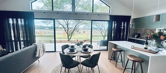 Cascade - Luxe 2-bedroom villa at Small Batch Brewery & Hop Farm on 40 acres