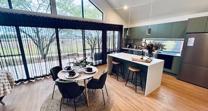 Cascade - Luxe 2-bedroom villa at Small Batch Brewery & Hop Farm on 40 acres