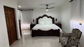 4 chambres, fer et planche à repasser, Wi-Fi, draps fournis