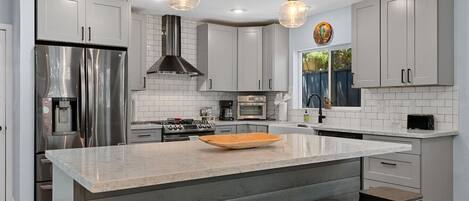 Refrigerador, microondas, horno, placa de cocina