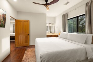 3 Schlafzimmer, Schreibtisch, Bügeleisen/Bügelbrett, Reisekinderbett