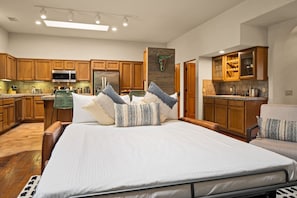 3 chambres, bureau, fer et planche à repasser, lit parapluie