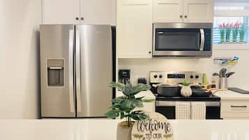 Microondas, horno, parrilla de estufa y lavavajillas