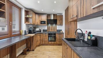Fridge, microwave, dishwasher, cookware/dishes/utensils