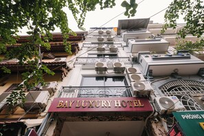 A multi-story building with a sign for 'Bay Luxury Hotel' and several air conditioning units. - Bay Luxury Boutique Hotel & Spa - No1 Ngo Huyen (Hanoi)