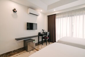 Deluxe Double or Twin Room, City View | Meja, Wi-fi percuma