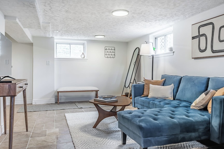 Spacious 2br Bsmt Apt W/ Free Parking - Toronto