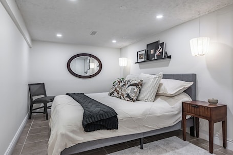2 室のベッドルーム、アイロン / アイロン台、WiFi、ベッドシーツ. Spacious 2BR Bsmt Apt w/ Free Parking
