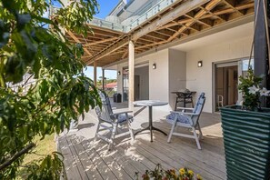 Outdoor dining - Pacific Ocean Breezes (Whangaparāoa)
