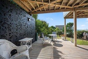 Outdoor dining - Pacific Ocean Breezes (Whangaparāoa)