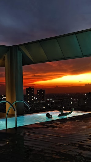 Outdoor pool, sun loungers - Vinia Residence by Christine Suites PH (Quezon City)