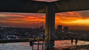 Outdoor pool, sun loungers - Vinia Residence by Christine Suites PH (Quezon City)