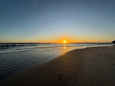 Spacious Apartment for Four. In the Heart of Iluka steps to River, Cafe and Bar.