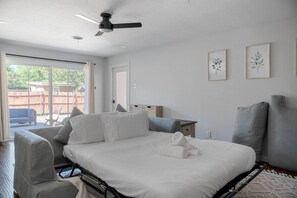 3 bedrooms, desk, iron/ironing board, travel crib