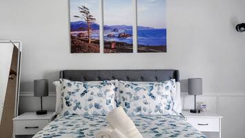 3 slaapkamers, een bureau, een strijkplank/strijkijzer, reisbedje