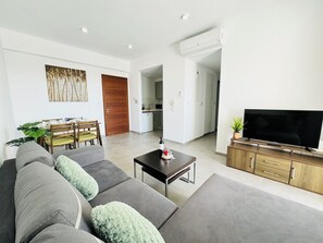 Smart TV - Elegant 2BR APT/Private Balcony/ Pools/Gym/Spa/Elysia Park/Center Paphos (Paphos)