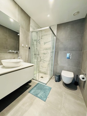 Douche, sĂšche-cheveux, bidet, serviettes fournies