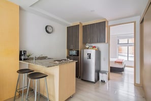 Réfrigérateur, four, plaque de cuisson, cafetière/bouilloire