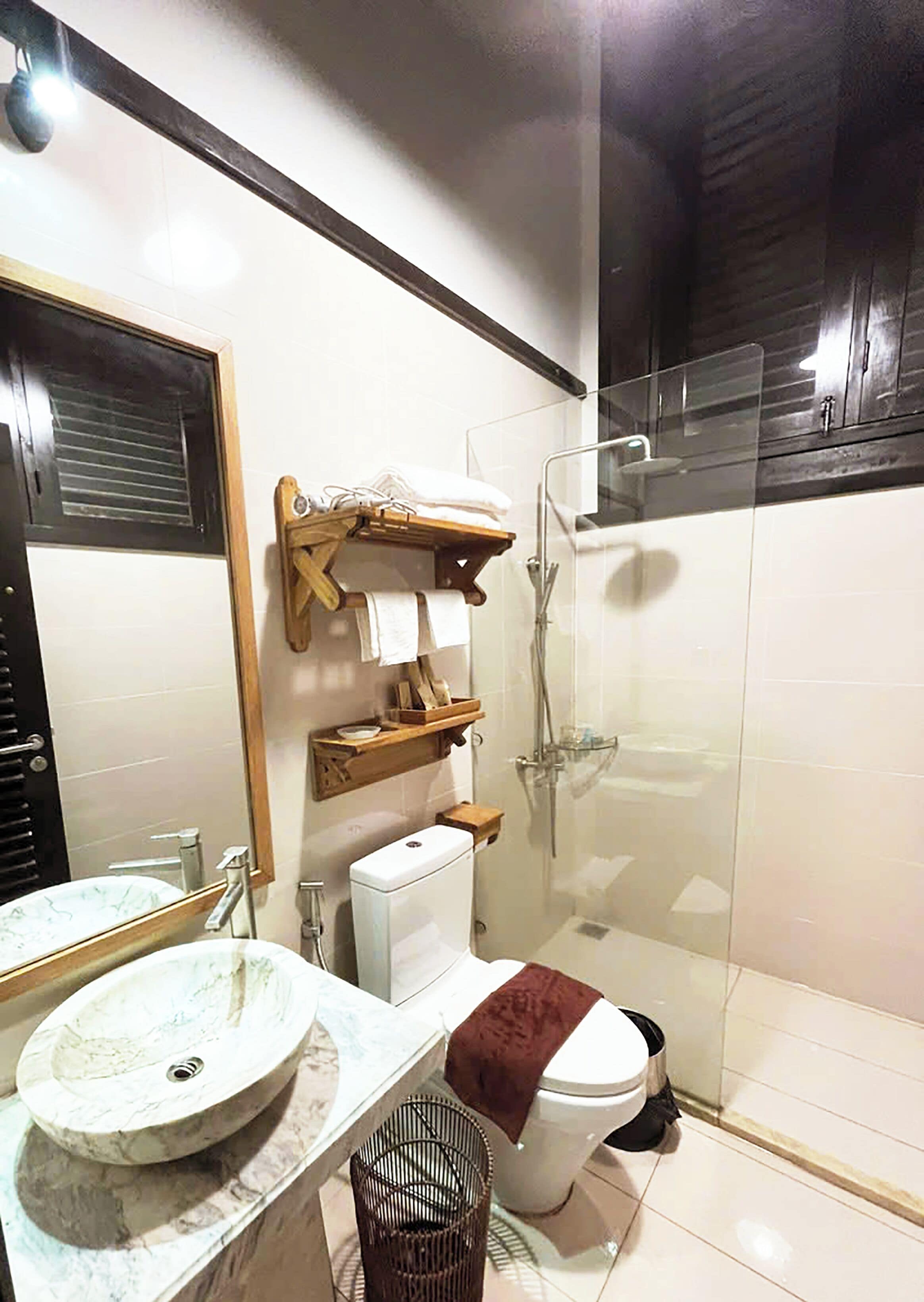 Een douche, een haardroger, handdoeken, zeep