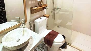 Een douche, een haardroger, handdoeken, zeep