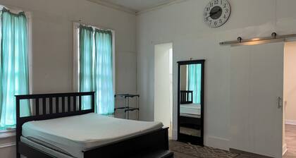 Cozy 2-bedroom house in charming Americus with WiFi, AC