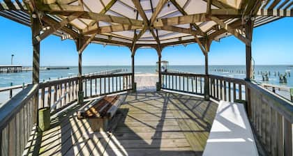 Private Bayfront Home w/ Pool, Pier, Firepit
